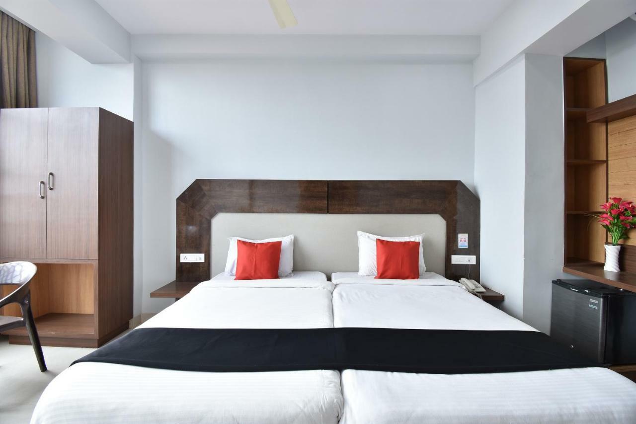 Capital O 44358 Hotel Vihar Deluxe Ratnāgiri Exterior foto